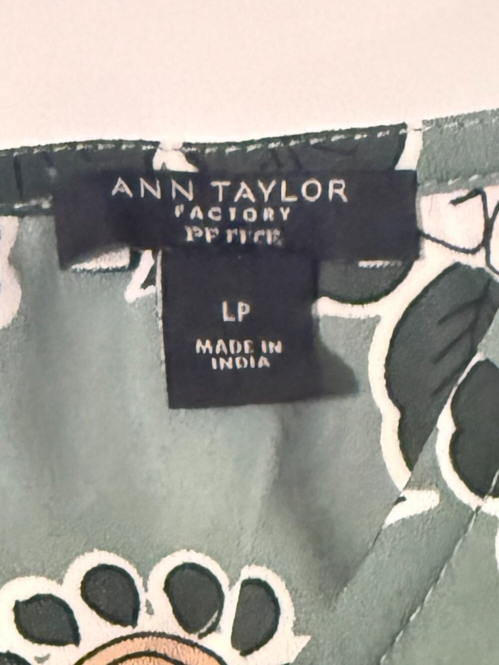 Ann Taylor Sleeveless Sage Green Floral Blouse - Large Petite - Picture 5 of 6